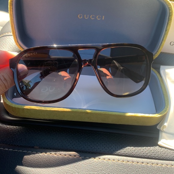 Like new authentic Gucci sunglasses! - Picture 2 of 4